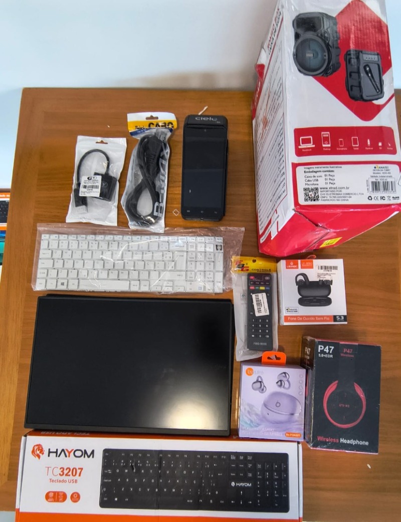 MONITOR PORTÁTIL GAMER; 1 CAIXA DE SOM KARAOKÊ; 1 CABO DE ENREGIA TRIPOLAR 3 PINOS; 1 MAQUININHA CIELO; 1 HEADPHONE SEM FIO; 1 CABO ADAPTADOR DISPLAY; 1 CONTROLE REMOTO SMART TV; 1 FONE DE OUVIDO SEM FIO; 1 FONE DE OUVIDO SEM FIO; TECLADO COM FIO