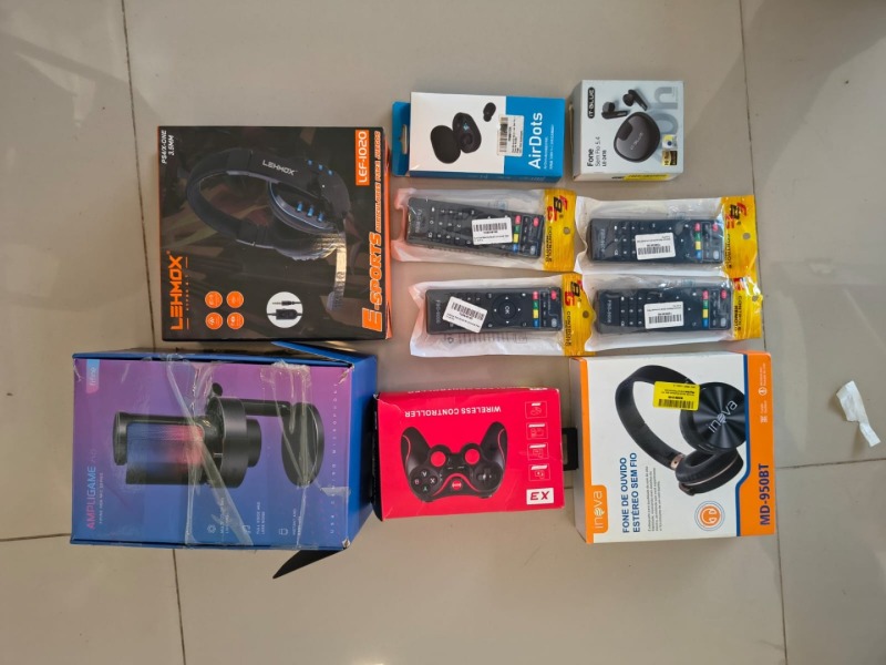 MICROFONE GAMER; FONE DE OUVIDO SEM FIO; 1 CONTROLE REMOTO SMART TV; 1 CONTROLE REMOTO SMART TV; 1 CONTROLE REMOTO SMART TV; 1 CONTROLE REMOTO SMART TV; 1 FONE DE OUVIDO GAMER BLUETOOTH; 1 FONE DE OUVIDO AIR DOTS; 1 CONTROLE GAMER SEM FIO