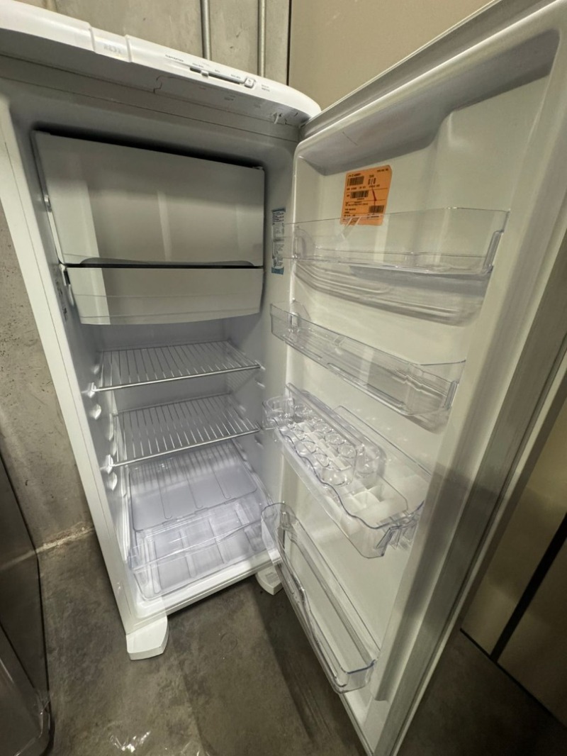 REFRIGERADOR 240L ELECTROLUX RE31 220V BC.