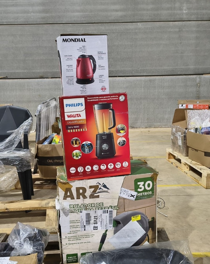 LOTE 10 - ENROLADOR DE MANGUEIRA + LIQUIDIFICADOR + FOGÃO PORTÁTIL + CHALEIRA ELÉTRICA DIVERSOS