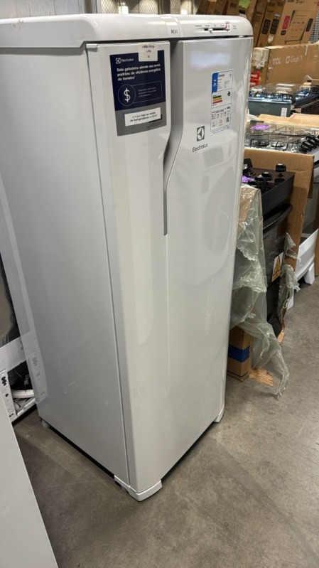 REFRIGERADOR 240L ELECTROLUX RE31 220V BC.