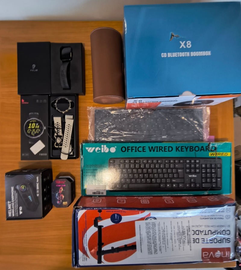 CD PLAYER BOOMBOX BLUETOOTH; 1 PORTA RELÓGIOS; 1 SMARTWATCH FEMININO; 1 FONE DE OUVIDO; 1 SMARTWATCH; 1 FONE DE OUVIDO GAMER; 1 TECLADO COM FIO; 1 SUPORTE ARTICULADO PARA MONITOR; 1 TECLADO