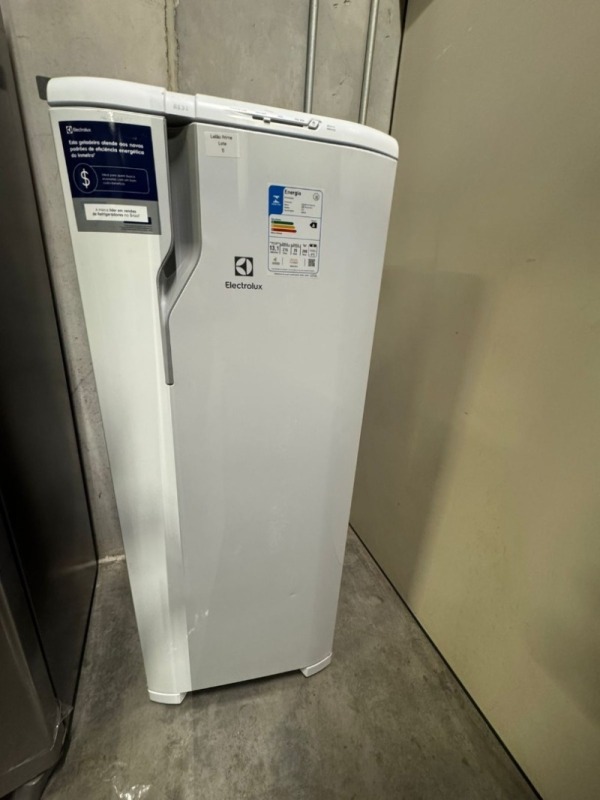 REFRIGERADOR 240L ELECTROLUX RE31 220V BRANCO