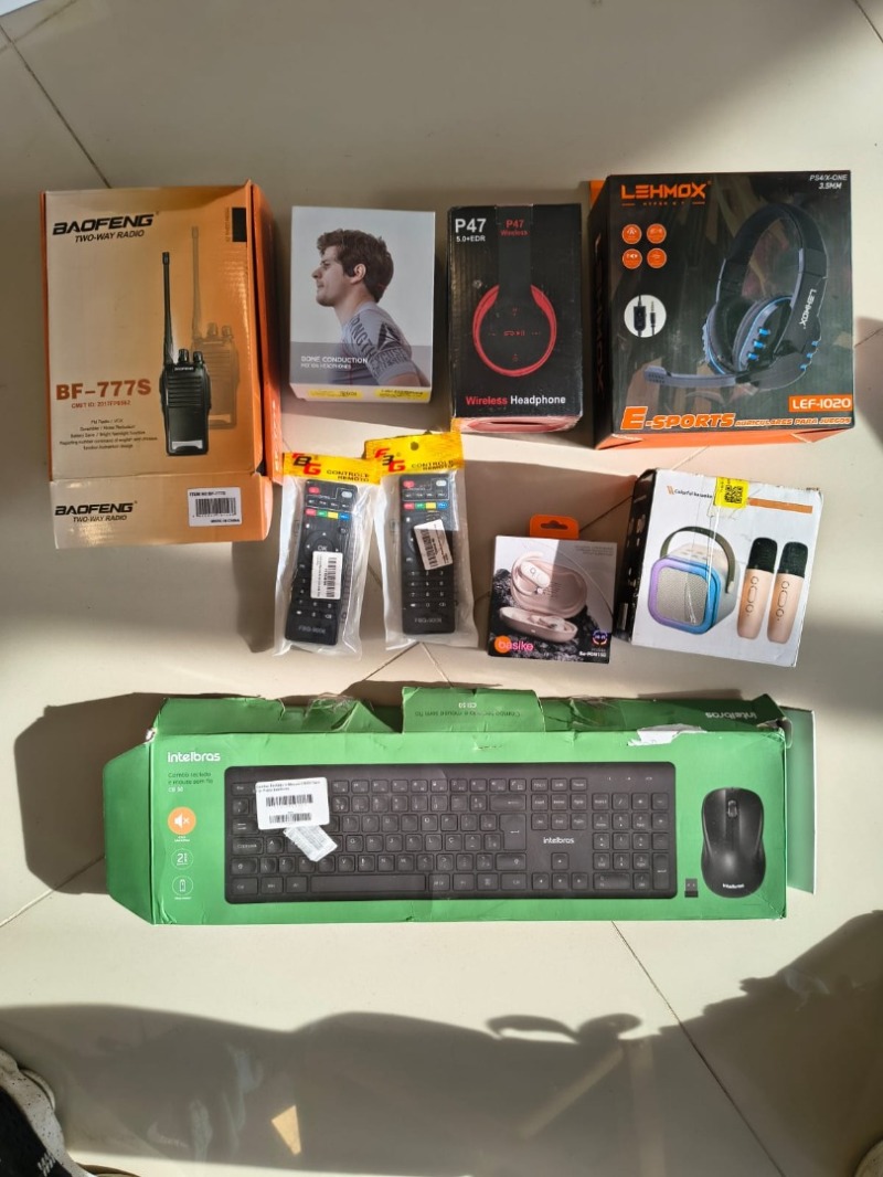 RADIO; 1 FONE SEM FIO; 1 FONE SEM FIO; 1 HEADPHONE SEM FIO; 1 HEADPHONE ; 1 CONTROLE REMOTO SMART TV; 1 CONTROLE REMOTO SMART TV; 1 CAIXINHA DE SOM KARAOKE COM MICROFONES; 1 COMBO TECLADO E MOUSE SEM FIO