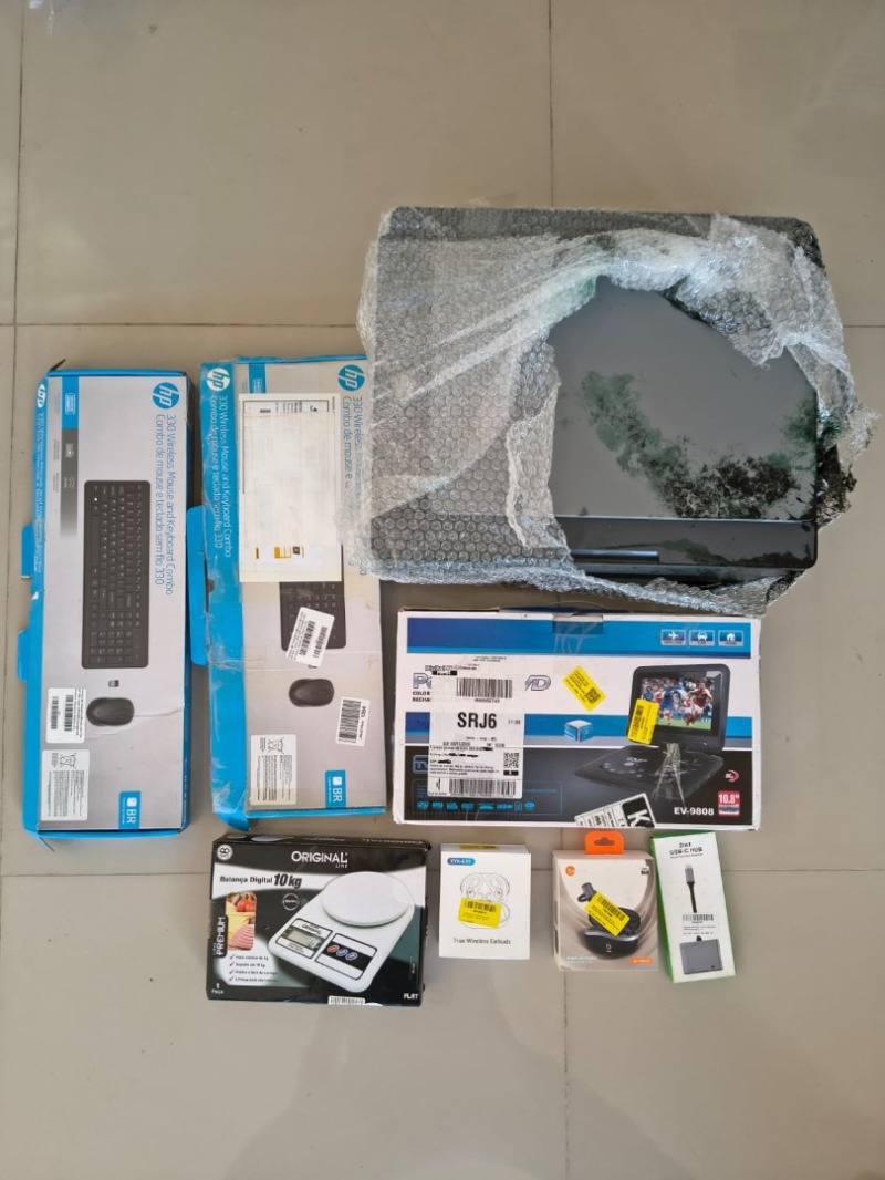 IMPRESSORA HP; 1 FONE DE OUVIDO SEM FIO; 1 FONE DE OUVIDO SEM FIO; 1 COMBO DE TECLADO E MOUSE SEM FIO; 1 ADAPTADOR HUB USB; 1 COMBO DE TECLADO E MOUSE SEM FIO; 1 BALANÇA DIGITAL DE COZINHA; 1 LEITOR DE DVD PORTÁTIL