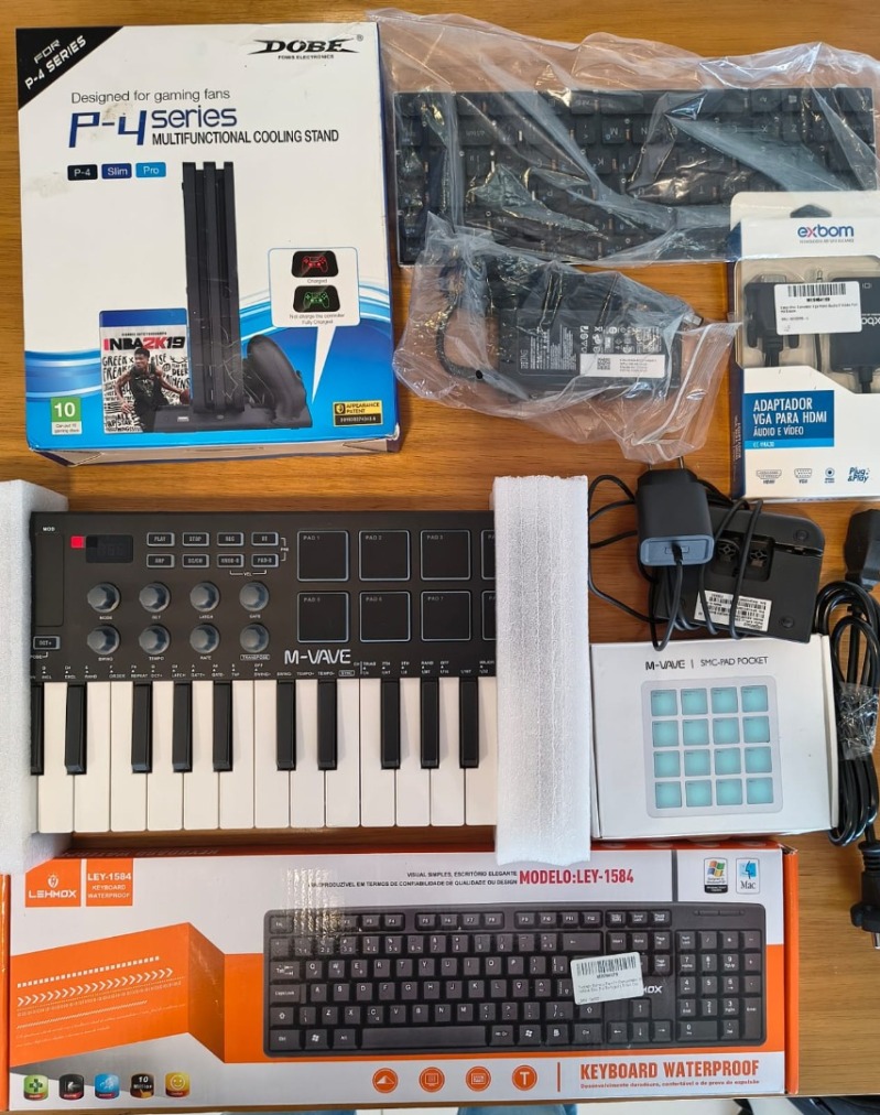 CONTROLADOR M-VAVE SMK-25; 1 CABO MINI CONVERSOR VGA HDMI; 1 FONTE PARA HP; 1 BASE PARA PS4 PRO SLIM; 1 CABO MINI CONVERSOR VGA HDMI; 1 TECLADO PARA PC COM FIO; 1 CONTROLADO MINI PAD; 1 TECLADO PARA NOTEBOOK POSITIVO