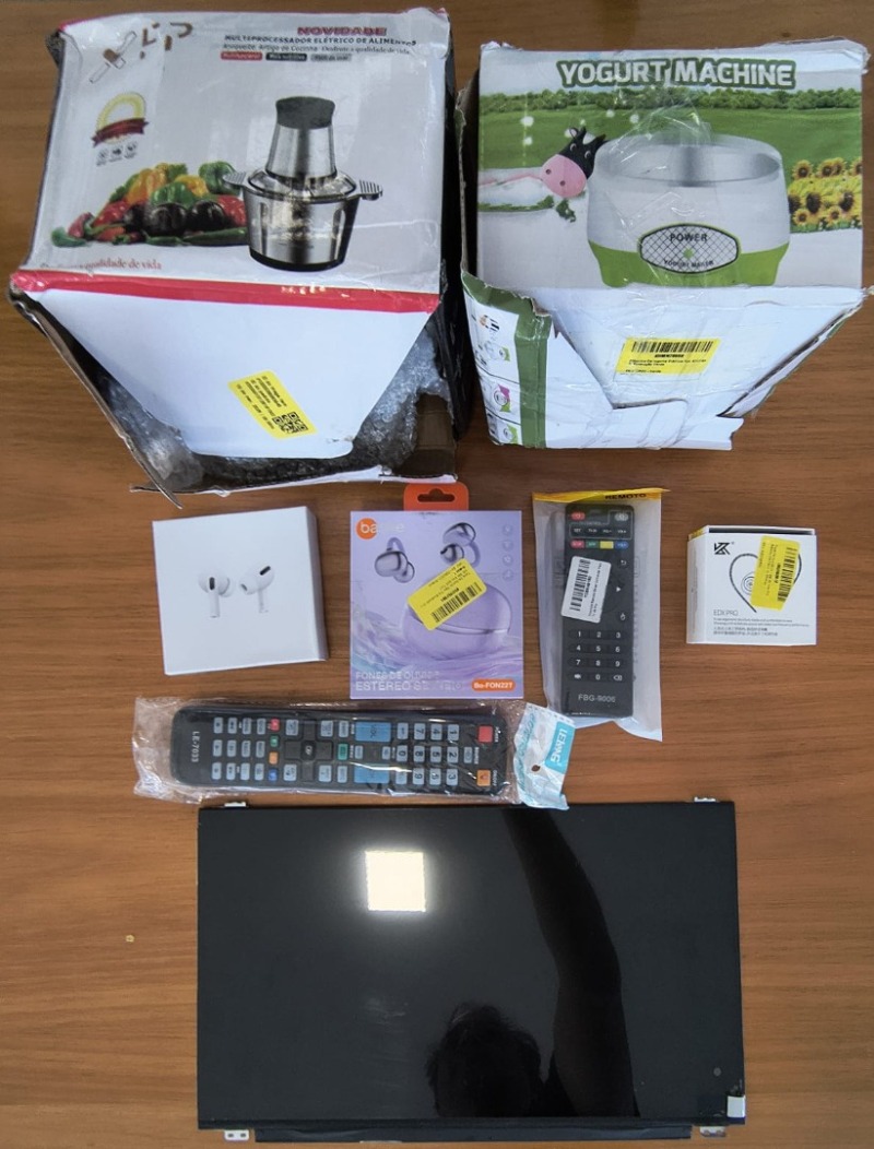 TELA 15.6 COM 30 PINOS; 1 FONE DE OUVIDO RETORNO DE PALCO; 1 CONTROLE REMOTO SMART TV; 1 FONE DE OUVIDO SEM FIO; 1 FONE DE OUVIDO SEM FIO; 1 MÁQUINA DE IOGURTE ELÉTRICA; 1 CONTROLE COMPATÍVEL TV SAMSUNG; 1 PROCESSADOR DE ALIMENTOS
