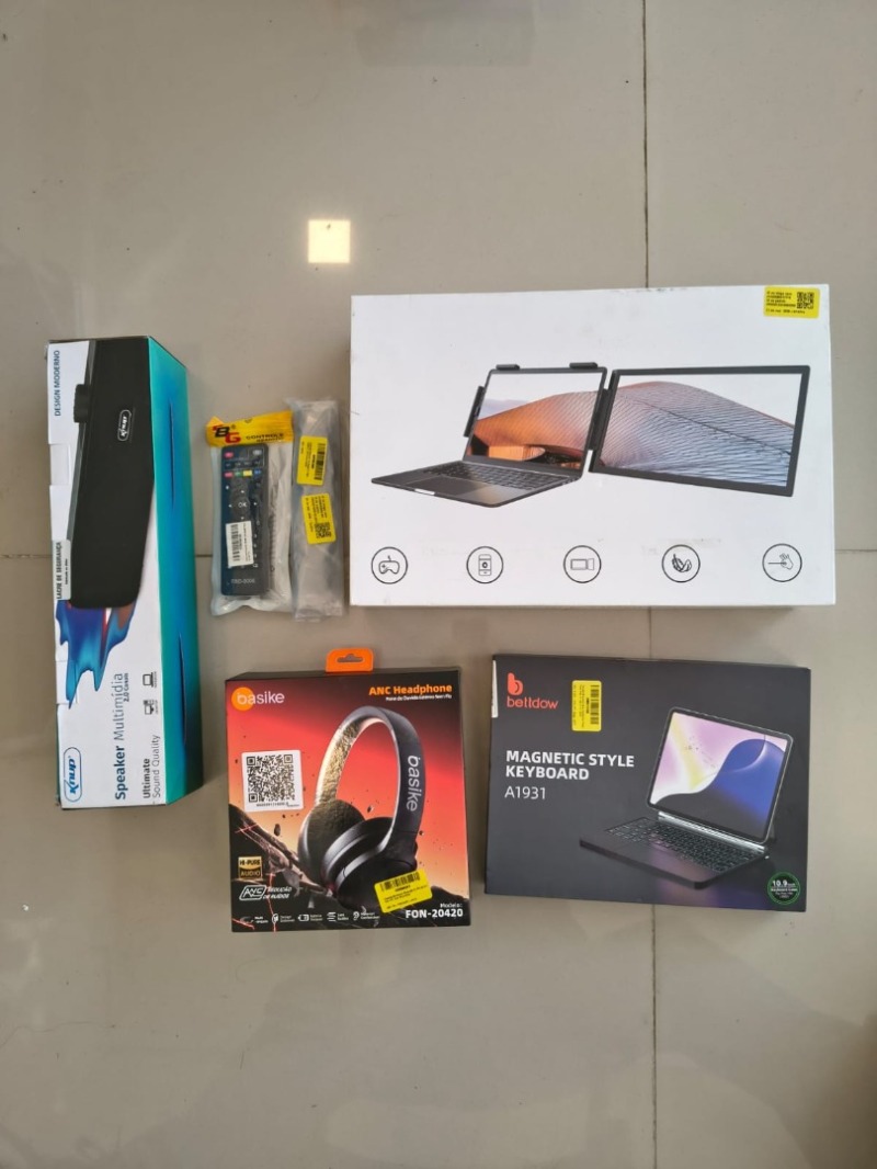 1 CAIXA DE SOM PC NOTEBOOK SUBWOOFER ; 1 CONTROLE REMOTO SMART UNIVERSAL; 1 CONTROLE REMOTO UNIVERSAL PARA IDOSO E DEFICIENTE VISUAL; 1 HEADSET BLUETOOTH; 1 TECLADO BLUETOOTH SEM FIO; 1 MONITOR PORTÁTIL 14 POLEGADAS;