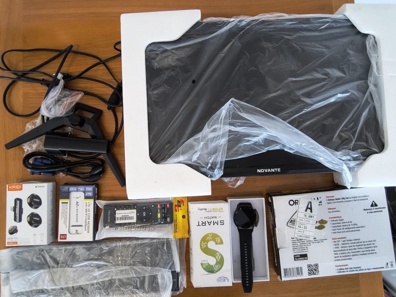 MONITOR GAMER 21.5 POLEGADAS; 1 TECLADO; 1 MICROFONE DE LAPELA; 1 MINI ROTEADOR; 1 CONTROLE REMOTO SMART TV; 1 CABO; 1 SMARTWATCH ESPORTE; 1 BALANÇA DE COZINHA DIGITAL