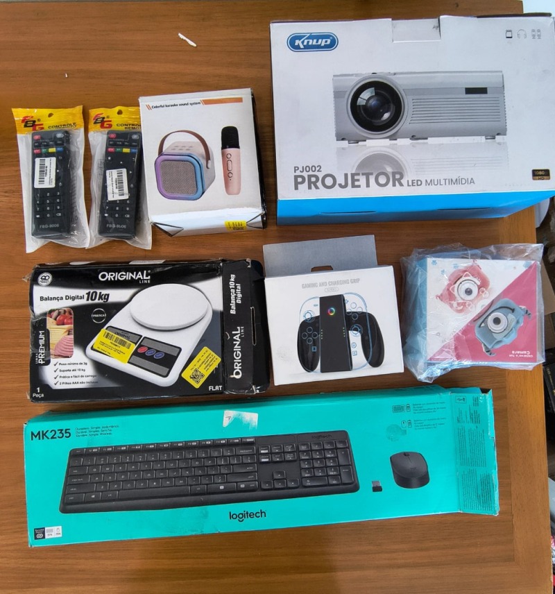 PROJETOR LED MULTIMIDIA; 1 MINI KARAOKÊ COM MICROFONES; 1 CONTROLE REMOTO SMART TV; 1 CONTROLE REMOTO SMART TV; 1 CÂMERA INFANTIL DIGITAL; 1 GAMEPAD GRIP; 1 BALANÇA DE COZINHA DIGITAL; 1 COMBO TECLADO E MOUSE SEM FIO
