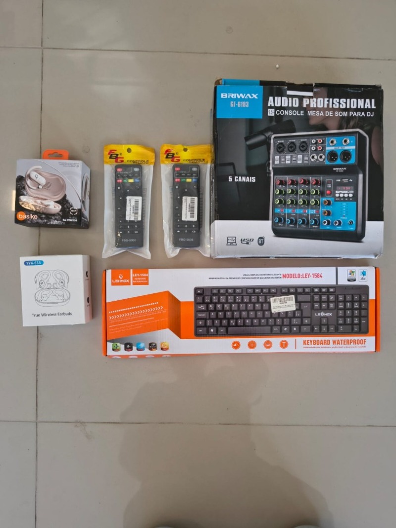 CONSOLE DE MESA DE SOM PROFISSIONAL; 1 FONE DE OUVIDO SEM FIO; 1 TECLADO PARA PC; 1 CONTROLE REMOTO SMART TV; 1 CONTROLE REMOTO SMART TV; 1 FONE DE OUVIDO SEM FIO