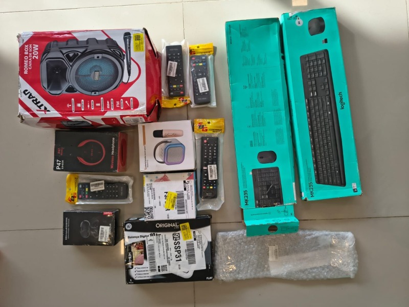 CAIXA DE SOM AMPLIFICADA; 1 FONE DE OUVIDO SEM FIO LENOVO; 1 CONTROLE REMOTO SMART TV; 1 CONTROLE REMOTO SMART TV; 1 CONTROLE REMOTO SMART TV; 1 CONTROLE REMOTO SMART TV; 1 HEADPHONE SEM FIO; 1 CAIXINHA DE SOM KARAOKE COM MICROFONES; 1 CAMERA DIGI