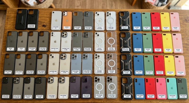 LOTE COM APROX 950 CAPINHAS DE IPHONE
