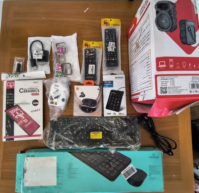 CAIXA DE SOM KARAOKÊ; 1 CONTROLE REMOTO SMART TV; 1 CONTROLE REMOTO SMART TV; 1 PULSEIRA E CAPA PARA SMARTWATCH; 1 MINI TECLADO NUMÉRICO PARA NOTEBOOK; 1 FONE DE OUVIDO SEM FIO; 1 FONE DE OUVIDO COM MICROFONE; 1 CABO ADAPTADOR VGA; 1 ADAPTADOR