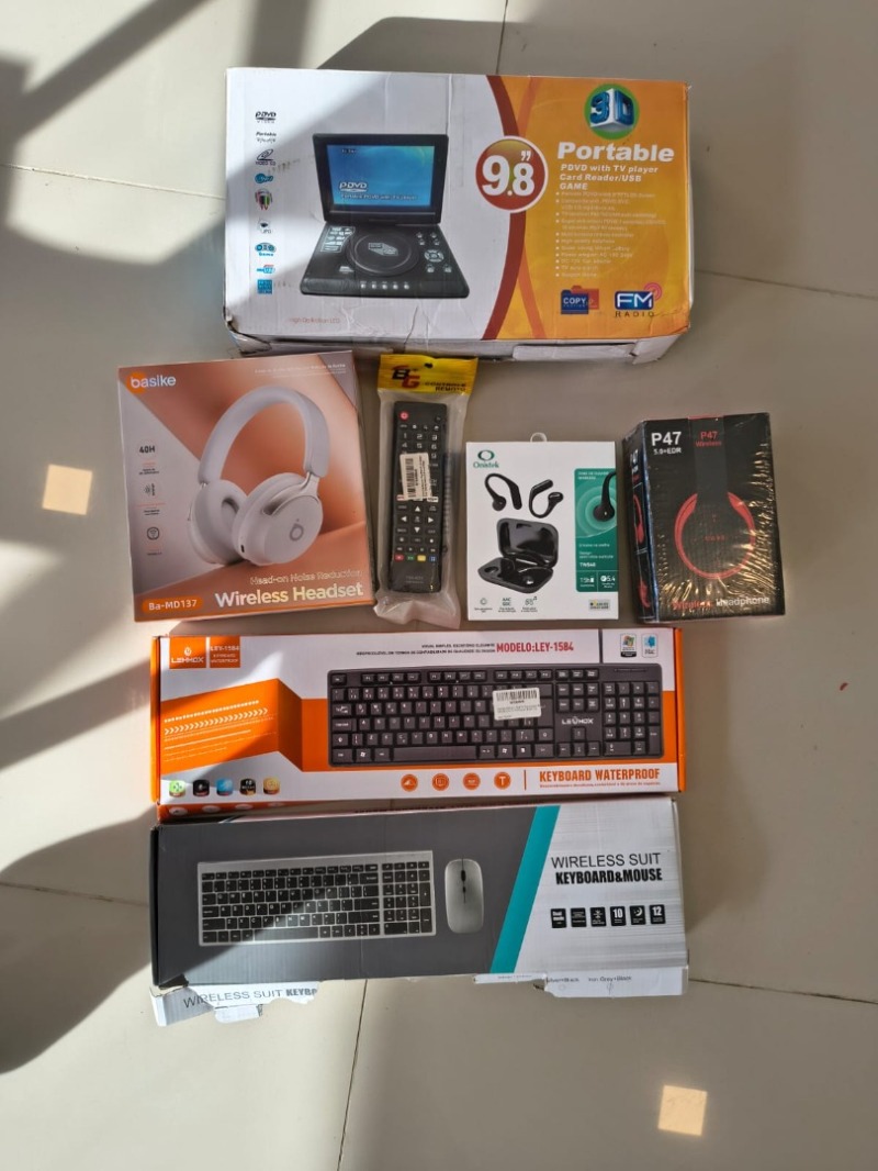 CONTROLE REMOTO SMART TV; 1 COMBO TECLADO E MOUSE SEM FIO; 1 TECLADO PARA PC; 1 LEITOR DE DVD PORTÁTIL; 1 FONE DE OUVIDO SEM FIO; 1 FONE DE OUVIDO SEM FIO; 1 HEADSET SEM FIO