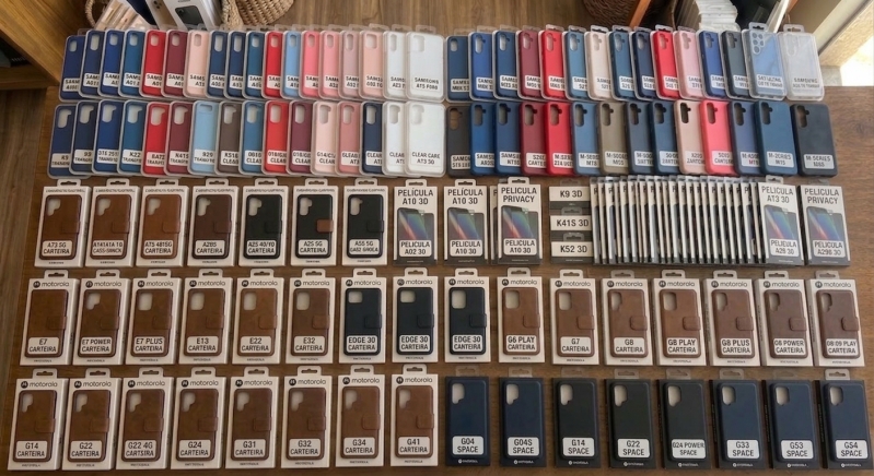 LOTE COM APROX 820 CAPAS PARA MOTOROLA E LG